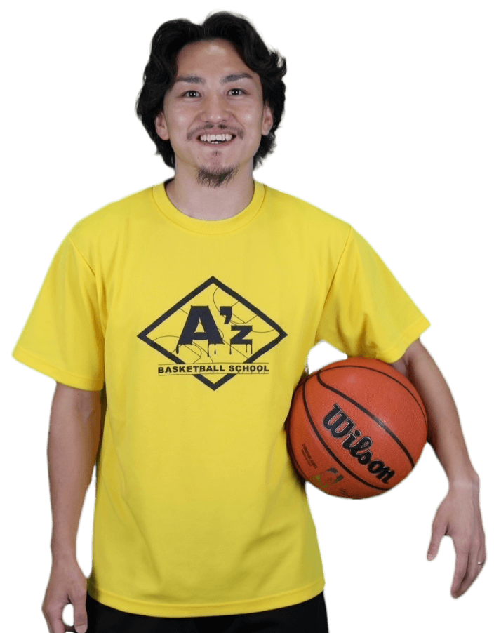 A’z BASKETBALL SCHOOLコーチの大澤歩がバスケットボールを持っている